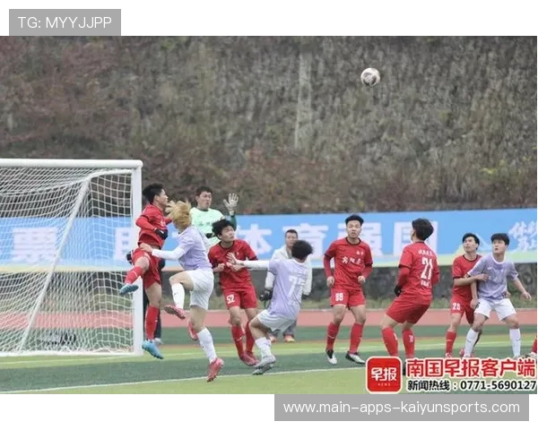 球迷支持：夜晚球场助威声震天！，晚上球场打球的真实图片